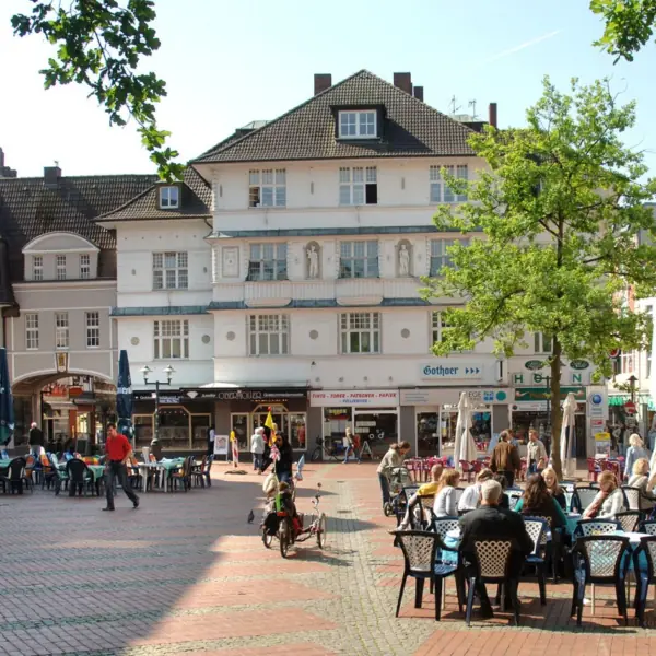 Historischer Marktplatz mit Straßencafés in Essen-Steele