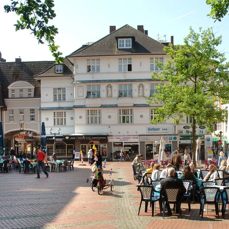 Historischer Marktplatz mit Straßencafés in Essen-Steele