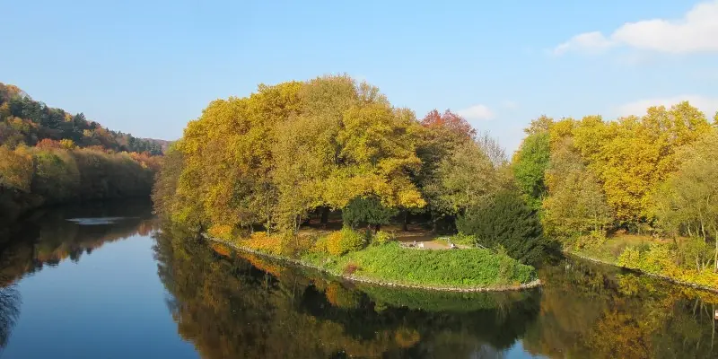 Herbstliche Ruhr an der Brehminsel in Essen-Werden
