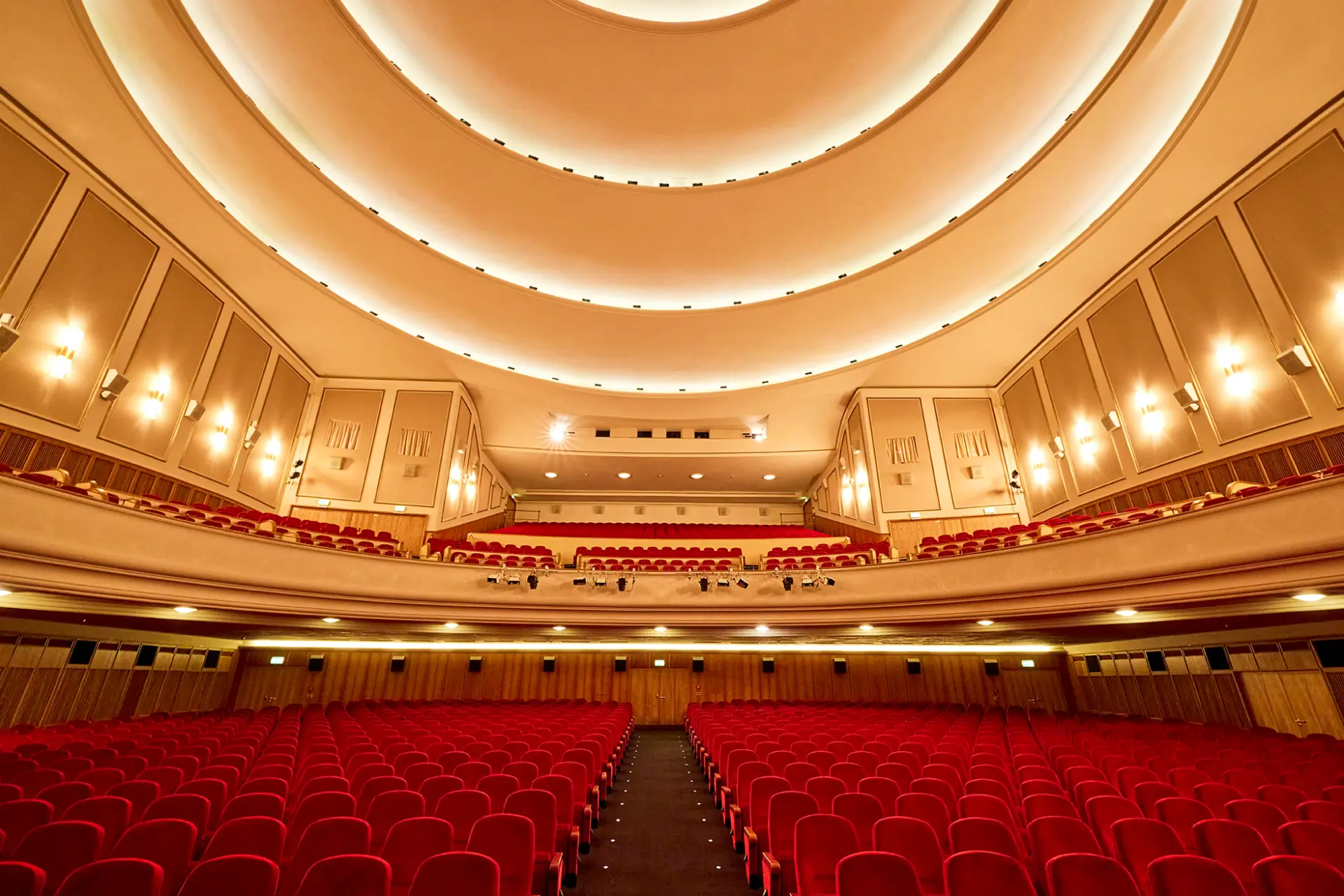 Roter Theatersaal der Lichtburg Essen mit elegant geschwungenem Balkon im Art-Deco-Stil.