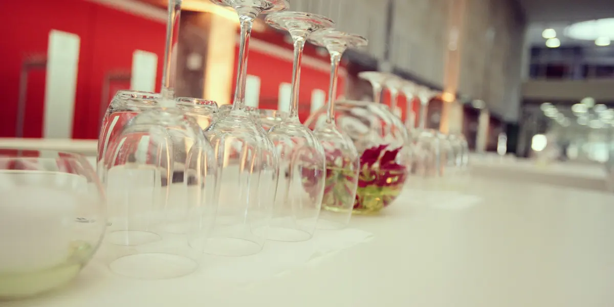 Gedeckte Tafel mit Fingerfood auf einem Catering-Buffet