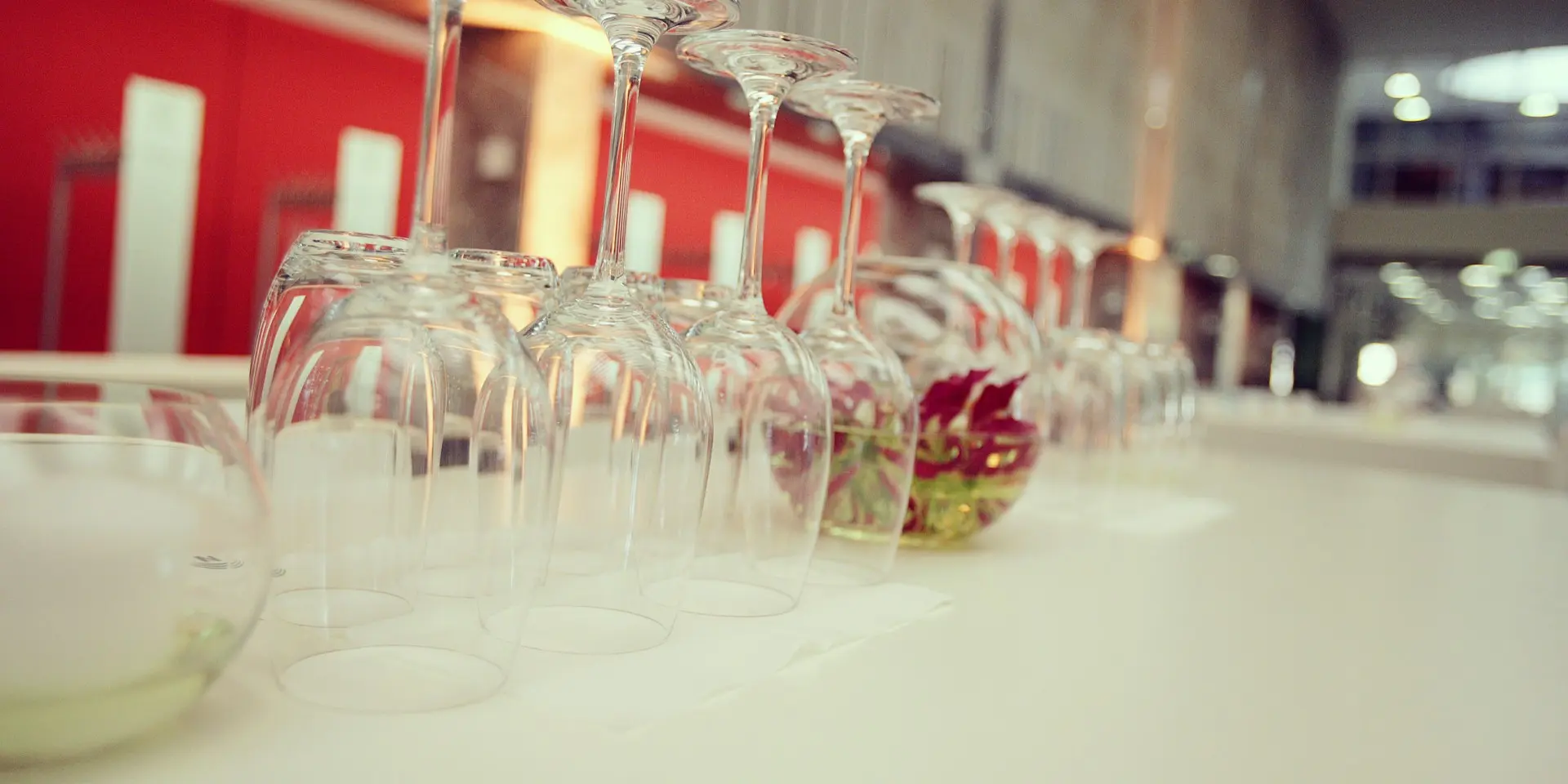 Gedeckte Tafel mit Fingerfood auf einem Catering-Buffet
