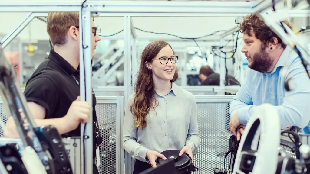 Technikerin an einer Maschine bei einer Betriebsführung