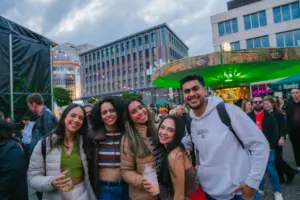 Ausgelassene Stimmung auf dem Kennedyplatz