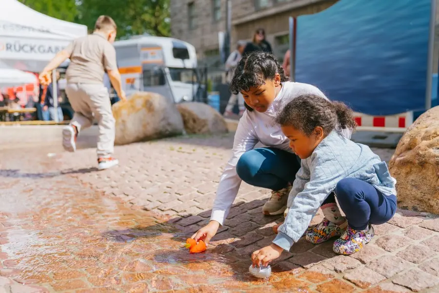 Entenrennen der Jugendhilfe Essen auf dem Friedensplatz