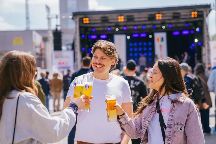 Frühschoppen auf dem Willy-Brandt-Platz