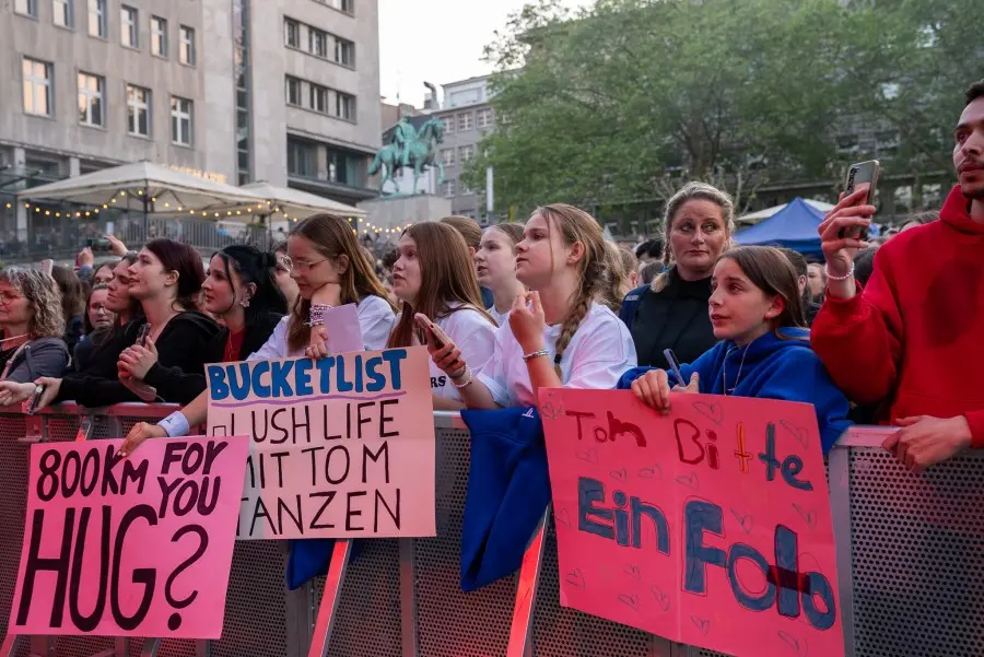 Tom Twers Fans auf dem Burgplatz