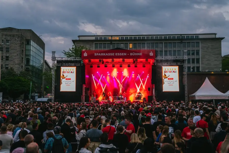 Voller Kennedyplatz bei Ásdís auf der Sparkasse Essen-Bühne