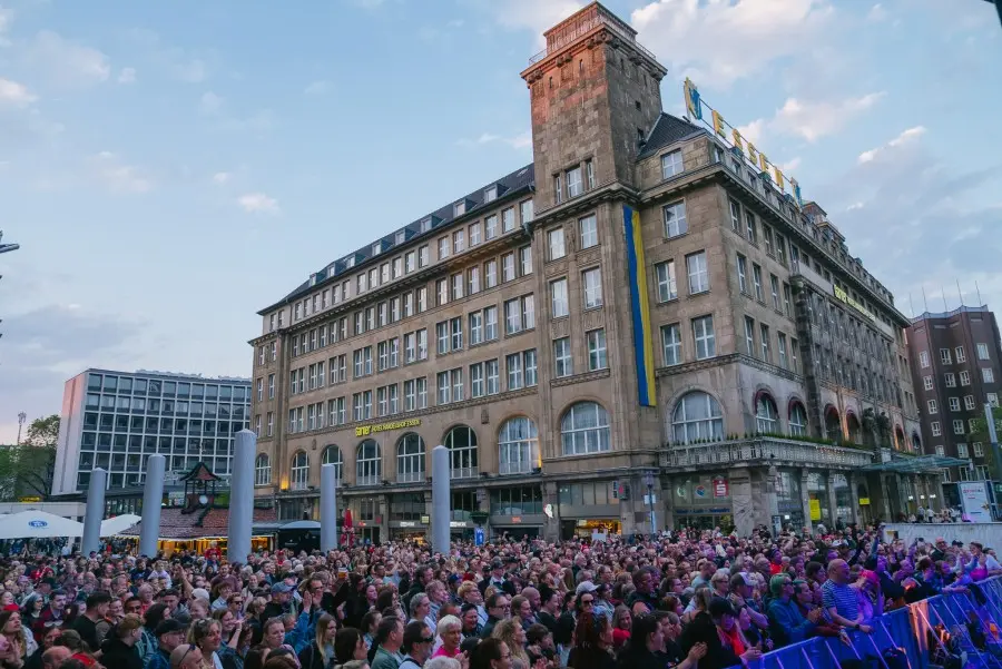 Voller Willy-Brandt-Platz bei Iggi Kelly