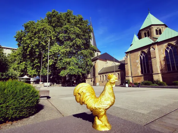 Wachsames Hähnchen vor dem Dom