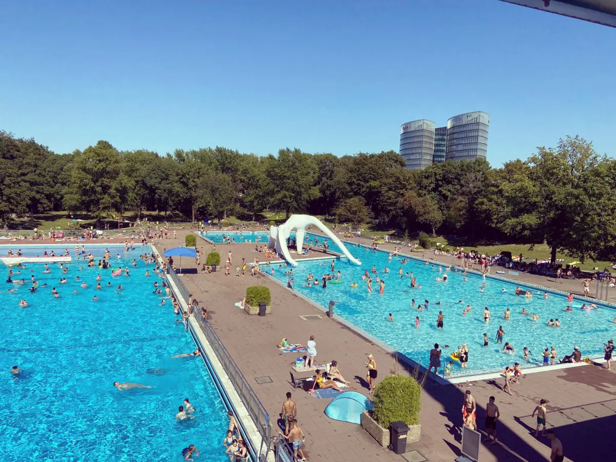 Freibecken und Rutsche im Grugabad an einem Sommertag