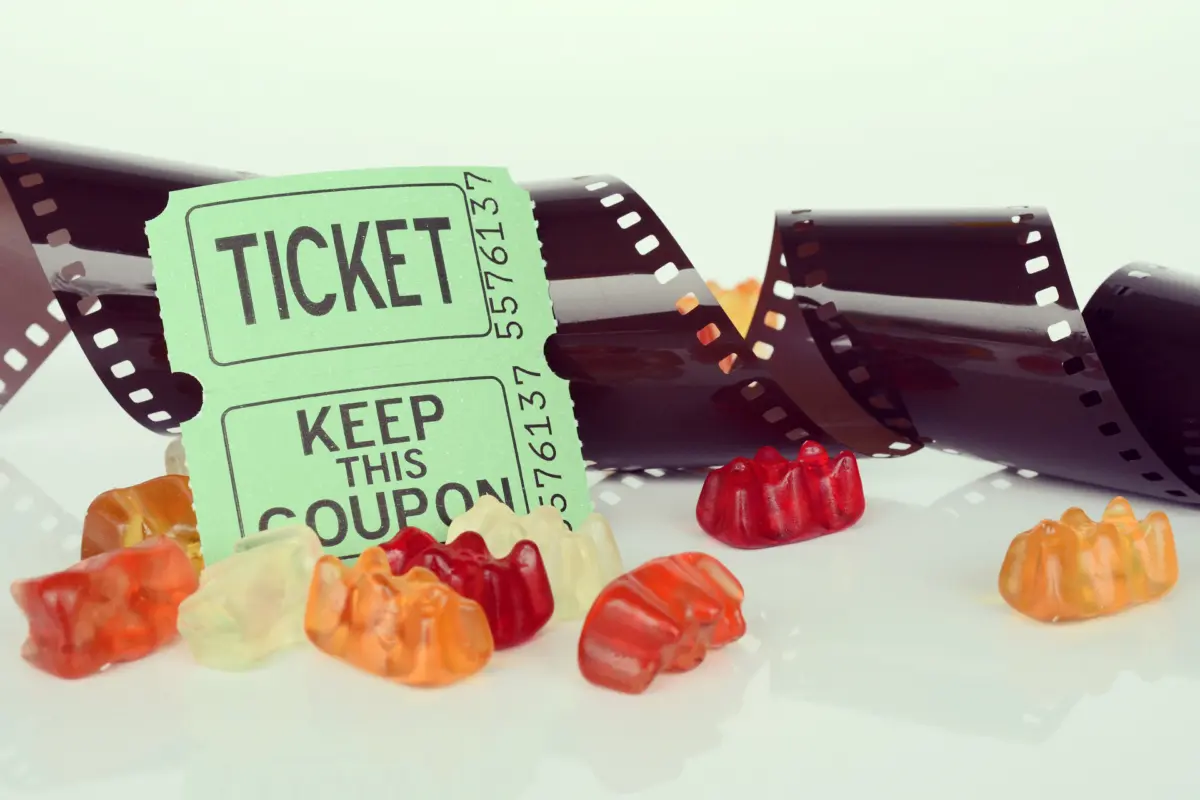Kinokarte, Filmstreifen und Gummibärchen