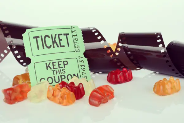 Kinokarte, Filmstreifen und Gummibärchen