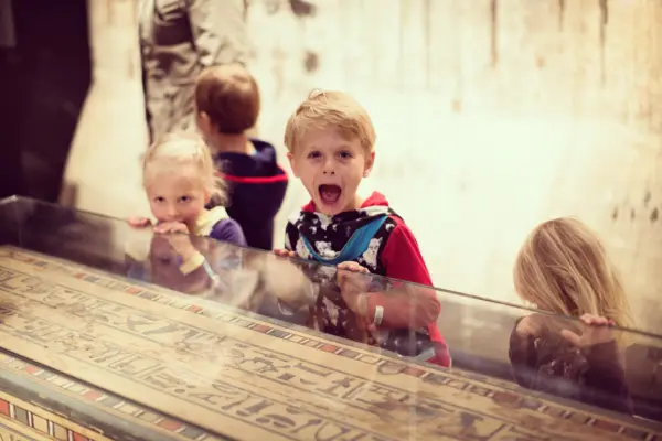 Kinder schauen staunend in eine Vitrine im Ruhr Museum