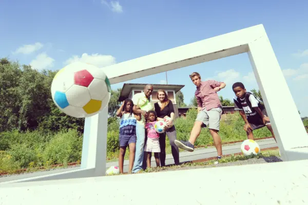 Familie beim Soccergolf vor einem großen Rahmen mit Fußball auf Zollverein