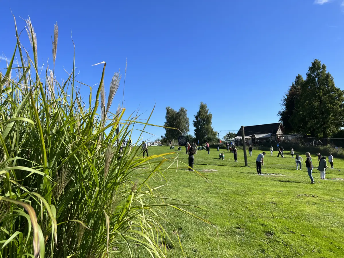 Gruppe beim Swingolf auf einer Wiese des Rutherhofs