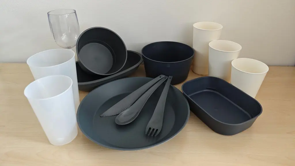 Mehrweggeschirr auf einem Tisch: Becher, Weinglas, Schalen, Teller und Besteck