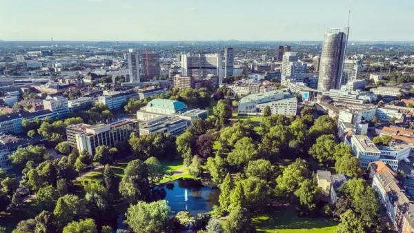 Luftbild des Essener Stadtgartens mit dem Aalto-Theater und der City