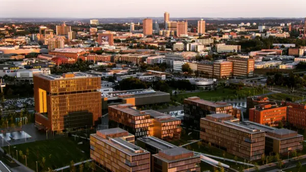 Luftbild des ThyssenKrupp-Campus in Essen mit der Innenstadt im Hintergrund