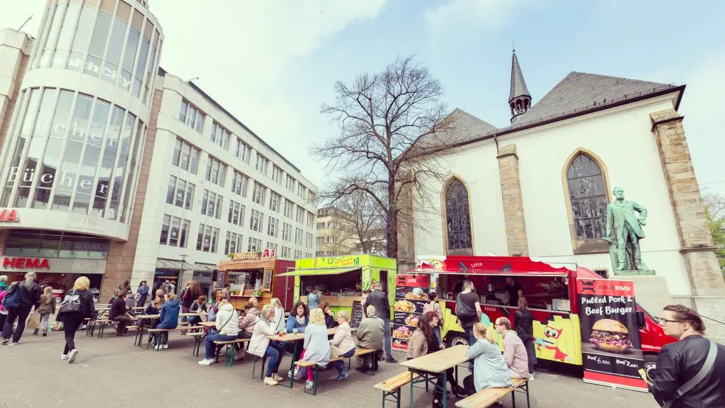 Foodtrucks und Bierbänke vor der Marktkirche in der Essener Innenstadt