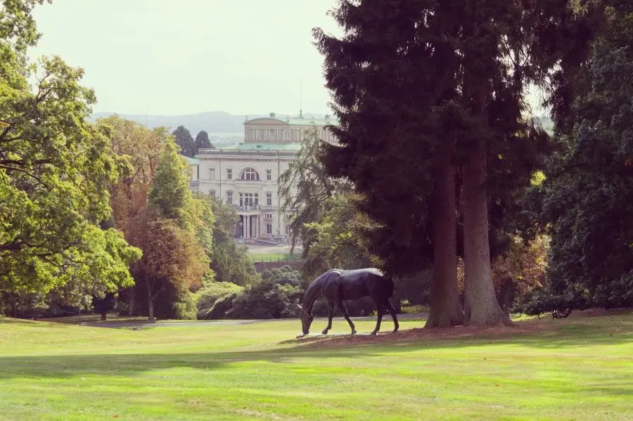 Villa Hügel mit Skulptur von Albert Hinrich Hußmann, Bronze, ca. 1914