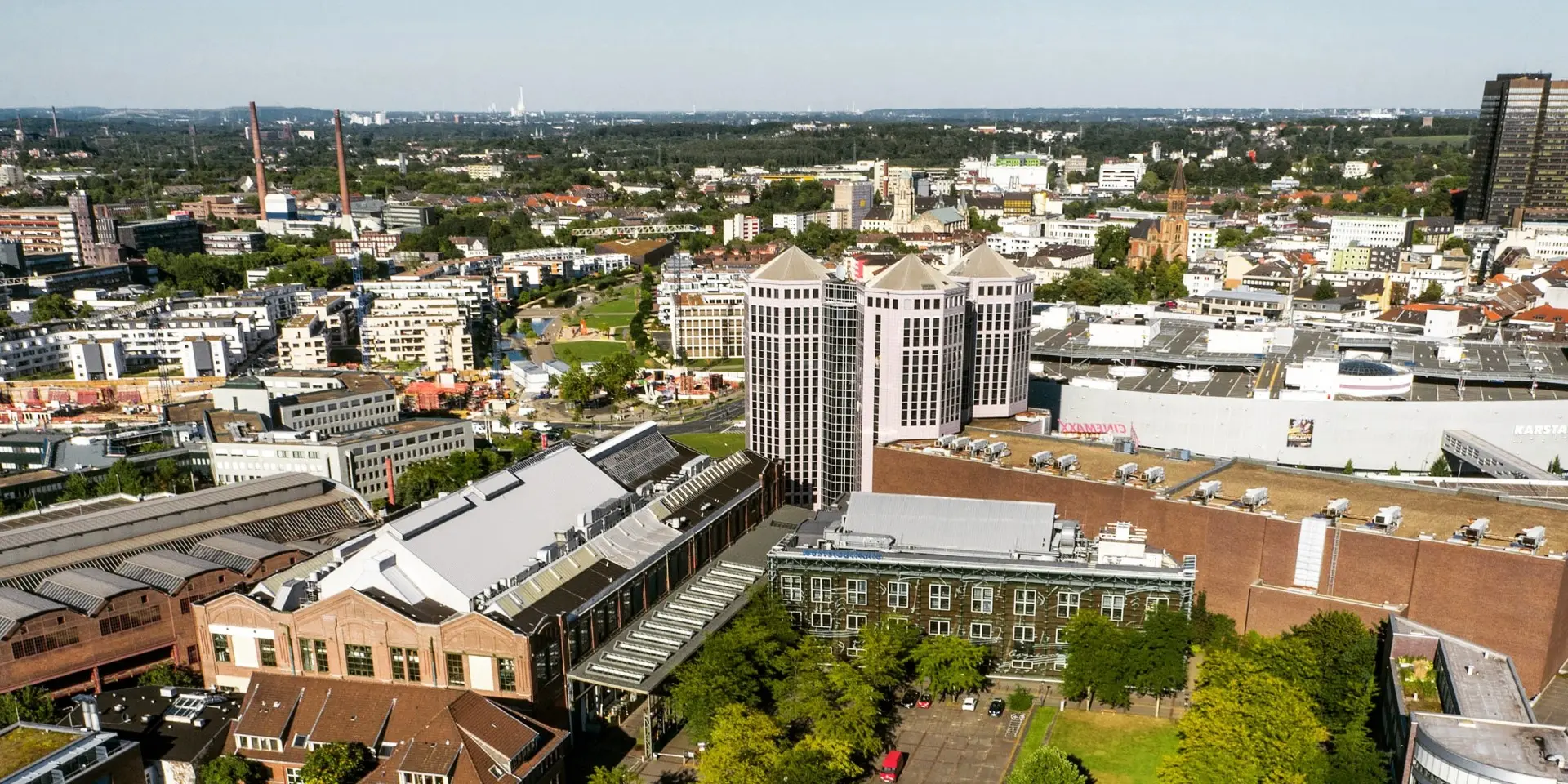 Luftbild der Essener Weststadt mit den drei Türmen der Westenergie und den Hallen der Weststadthalle