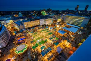 Panorama vom internationalen Weihnachtsmarkt auf dem Kennedyplatz
