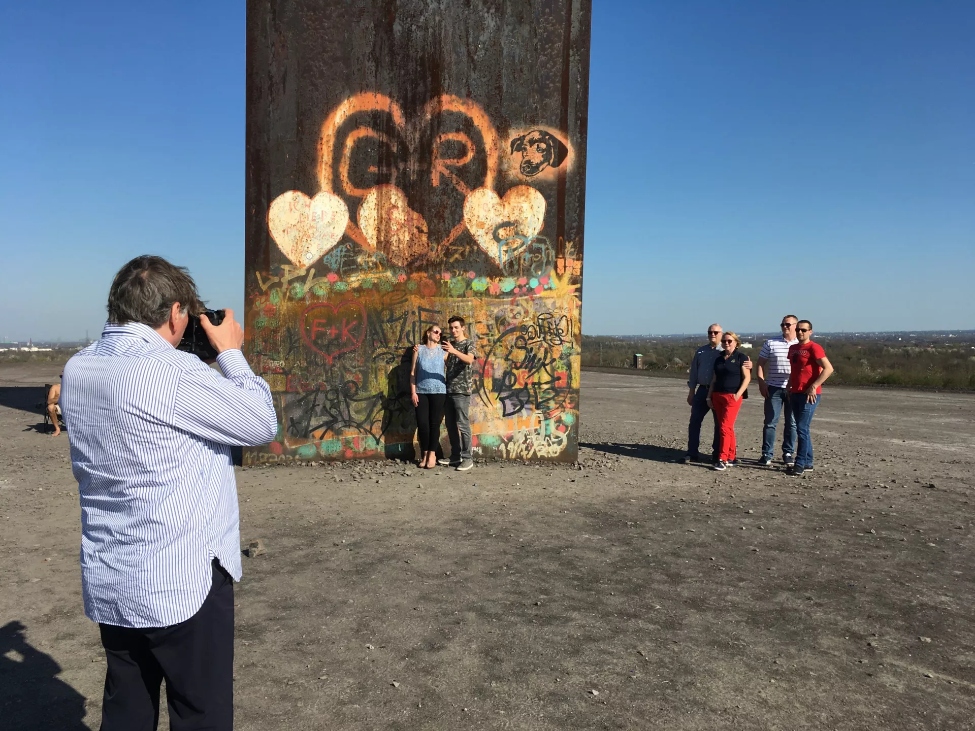 Fotograf Ralf Schultheiß macht Fotos von Personen auf der Schurenbachhalde
