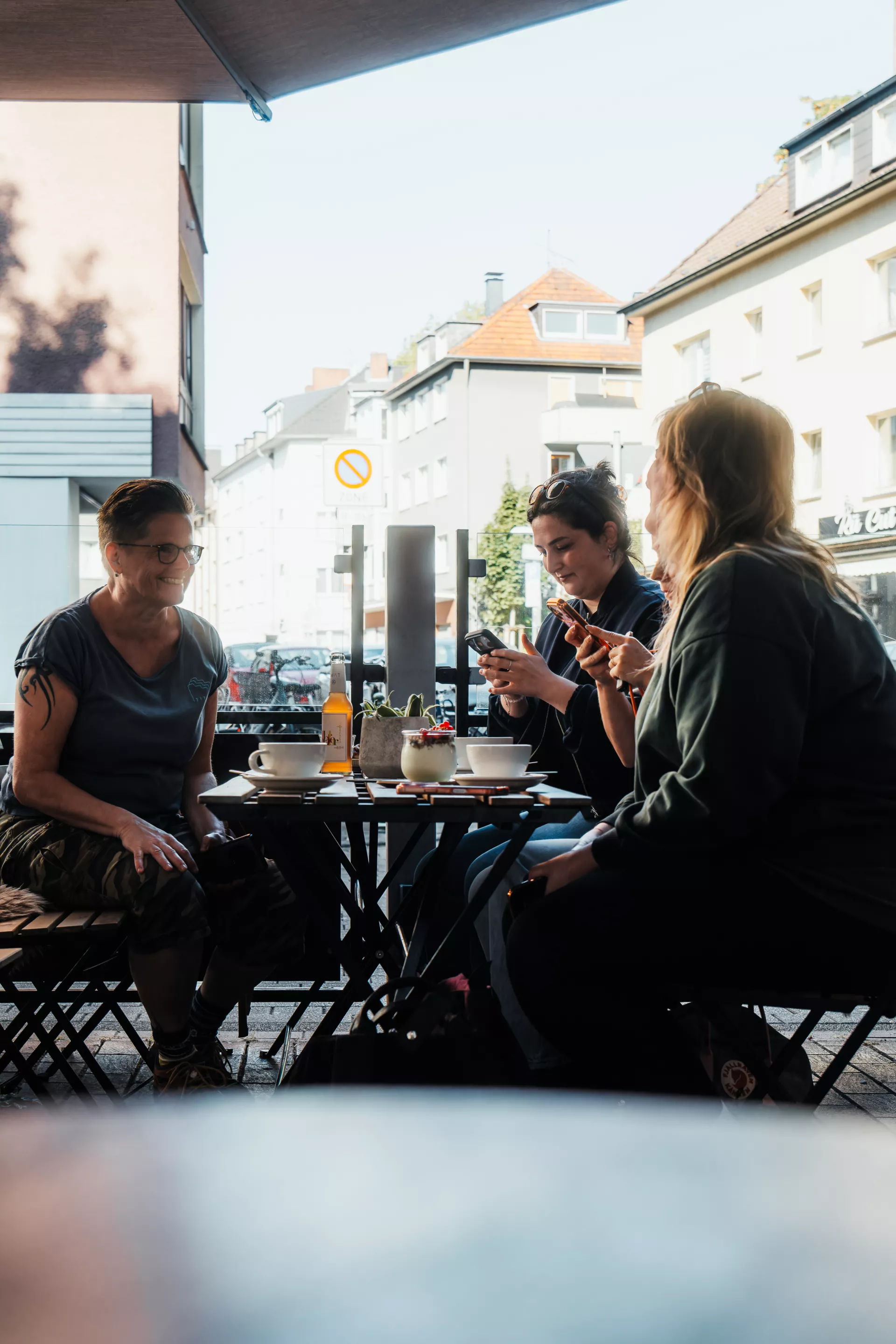 Menschen in einem Café auf der Rüttenscheider Straße