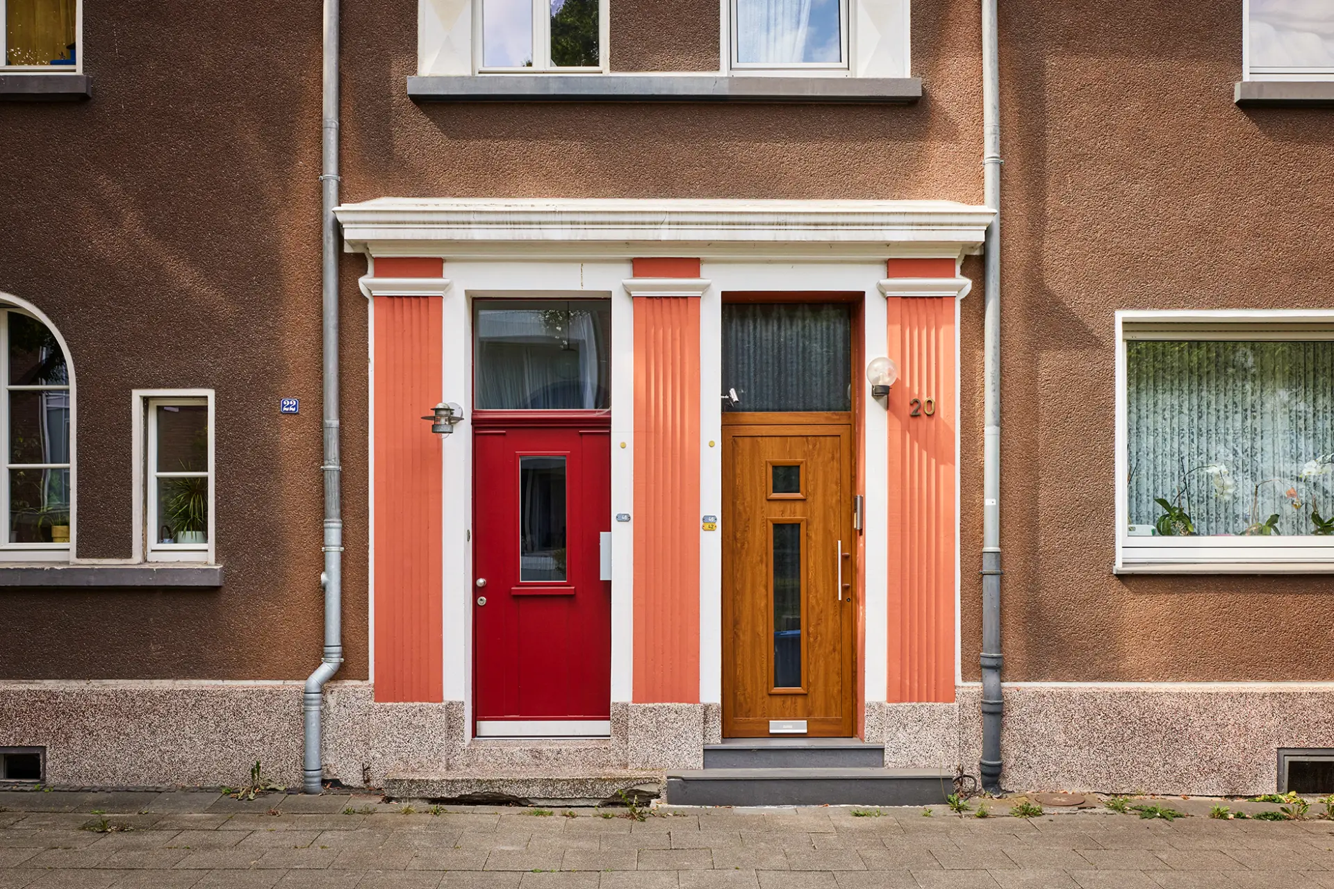 Zwei farbige Hauseingänge mit roten und orangefarbenen Türen im Moltkeviertel, Essen.