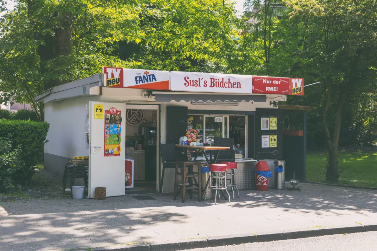 Kleiner Kiosk im Grünen, Susi's Büdchen, mit Sitzbereich und Snackangebot.
