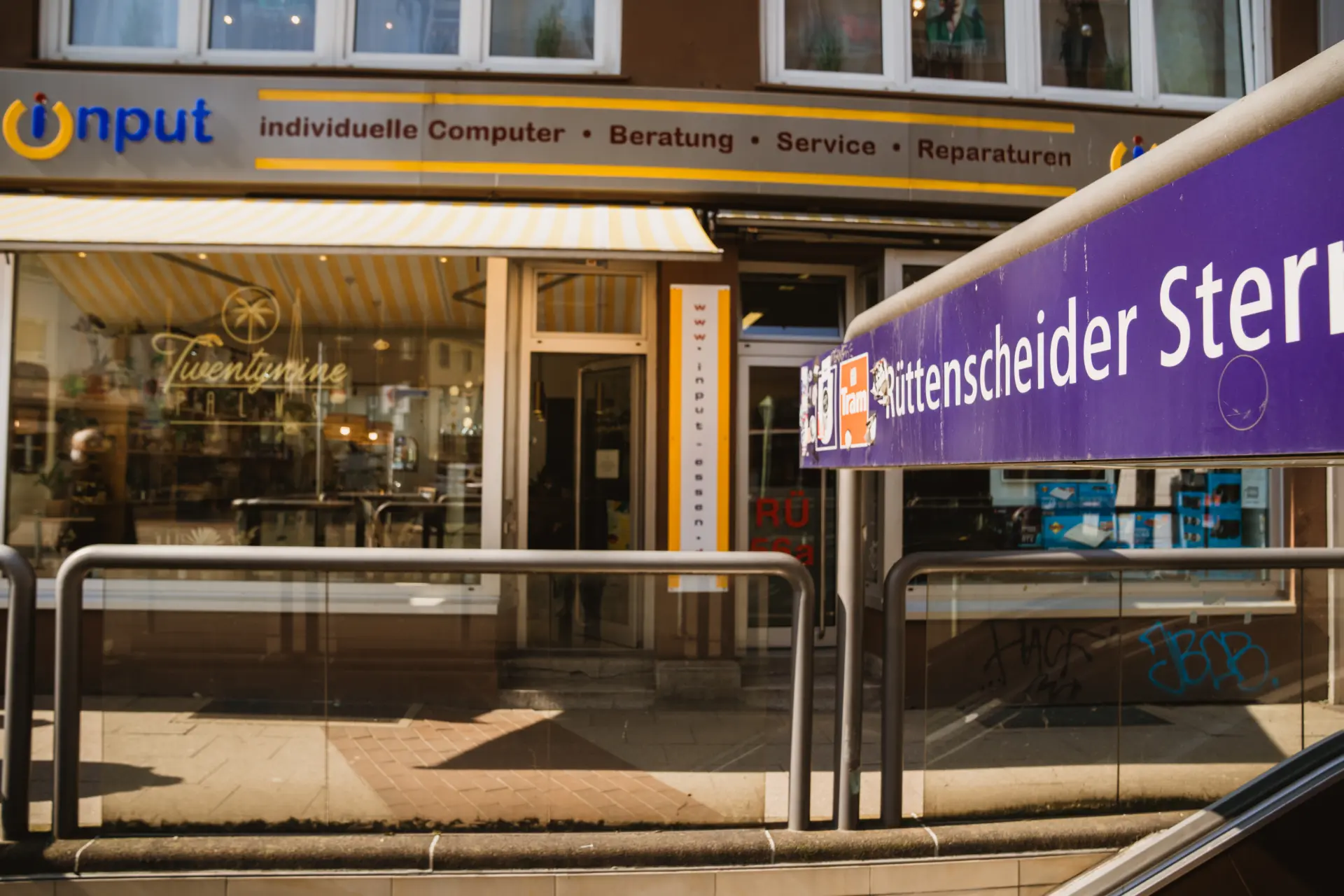 Geschäftseingang für Computer-Reparaturen und ein Café am Wattenscheider Stern.