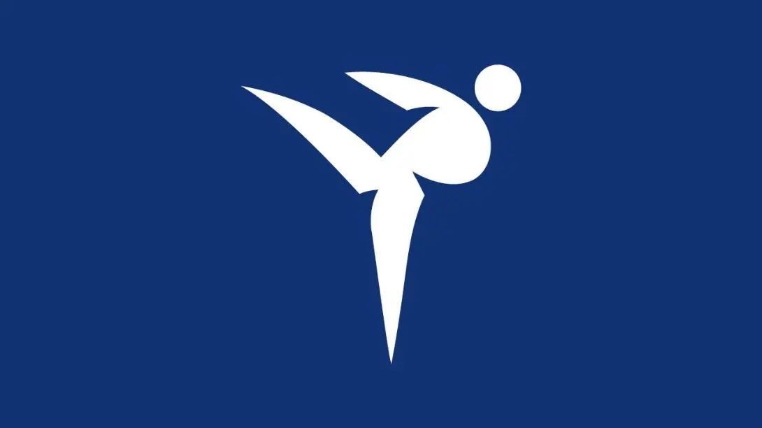 Ein stilisierter, weißer Mensch im Kung-Fu-Tritt auf blauem Hintergrund, dynamisch und kraftvoll.