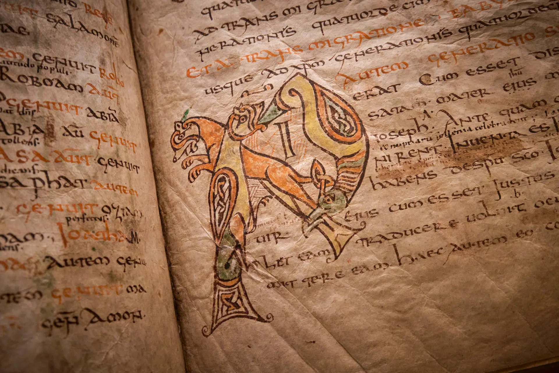 Alte Buchseite mit kunstvoller Initiale und handschriftlichem Text in braunen Tönen.