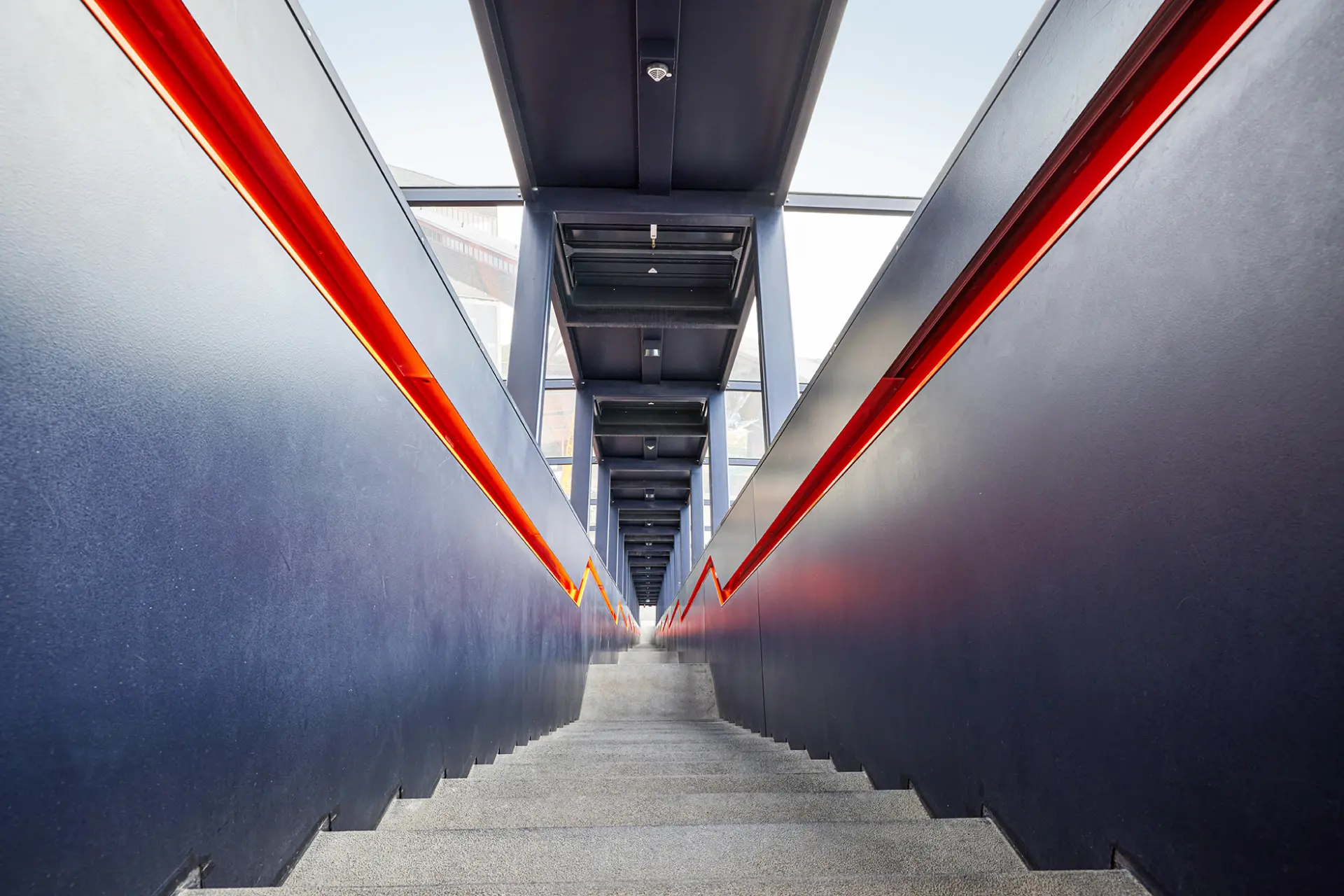 Moderner Eingang des UNESCO-Welterbes Zollverein in Essen mit markanten Stahlstrukturen.