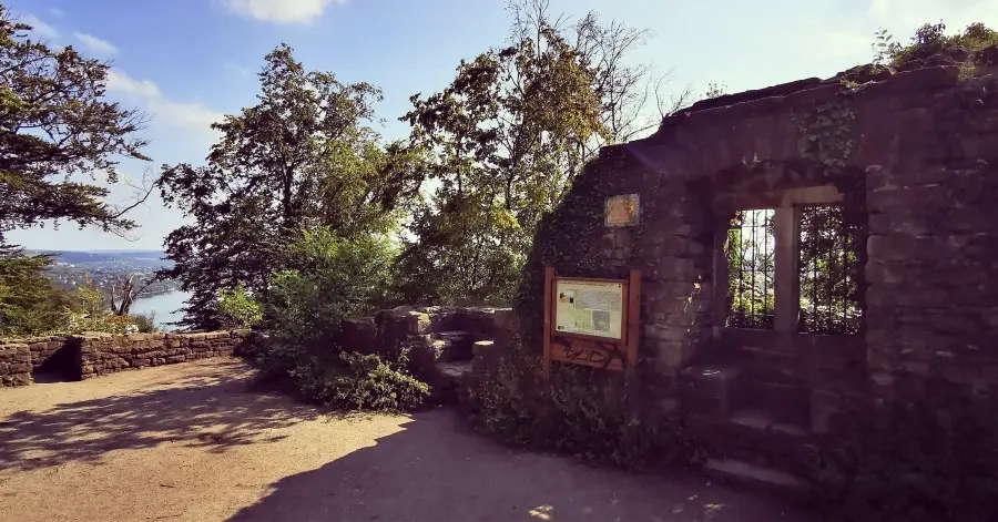 Die Burgruine Isenburg thront hoch über dem Baldeneysee: Fernblick inklusive.