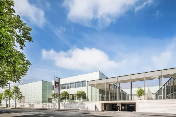 Am Museum Folkwang startet die Führung "Visionen in Stein" im Rahmen des "Tags des offenen Denkmals".