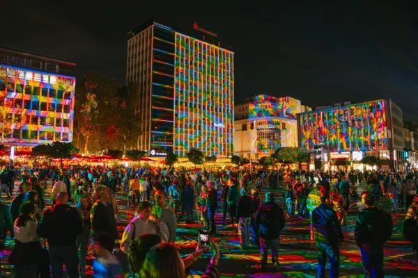Ein Publikumsliebling des diesjährigen Essen Light Festivals: die Projektion "Diving in the Sea of Colors" auf dem Kennedyplatz