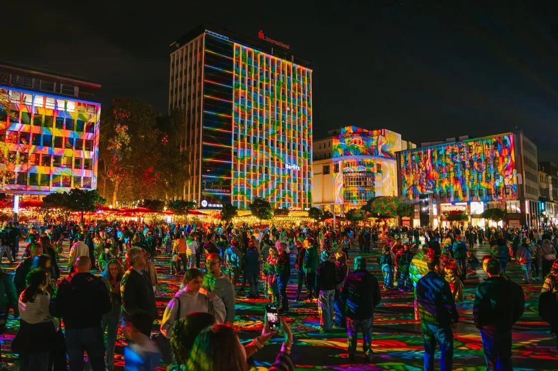 Ein Publikumsliebling des diesjährigen Essen Light Festivals: die Projektion "Diving in the Sea of Colors" auf dem Kennedyplatz